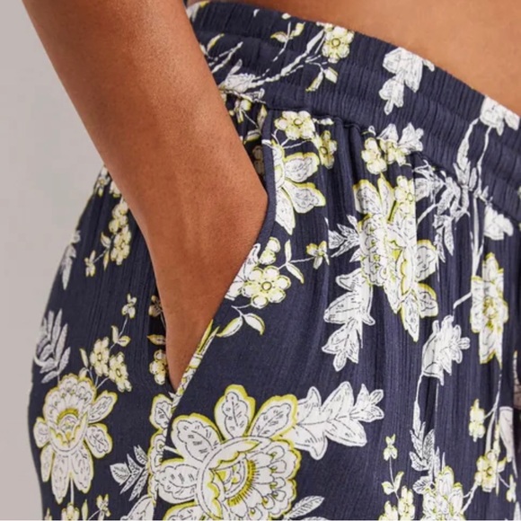 Boden Crinkle Tapered Trousers - Picture 3 of 7